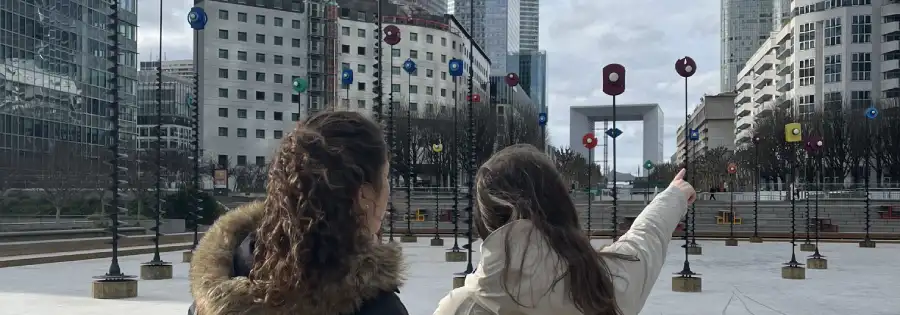 Jeu de piste entre amis à la Défense. Au niveau du bassin de Takis.