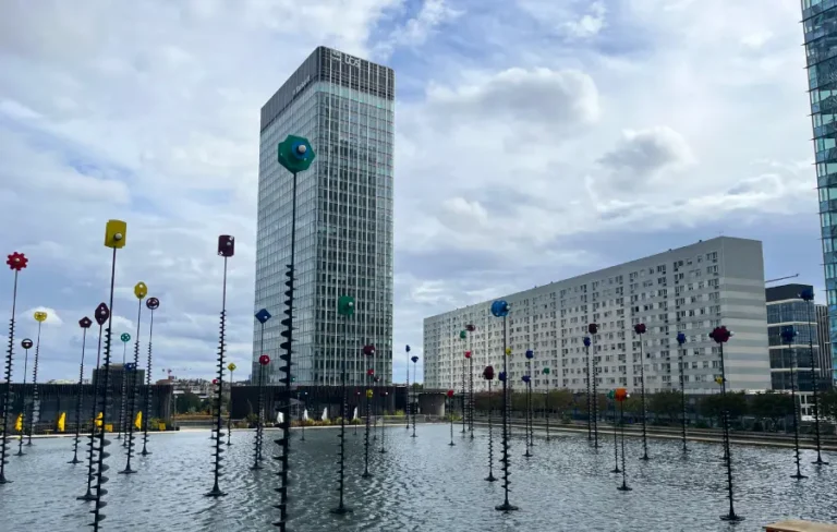 Bassin de Takis au niveau de la sortie du métro 1 "esplanade de la Défense"