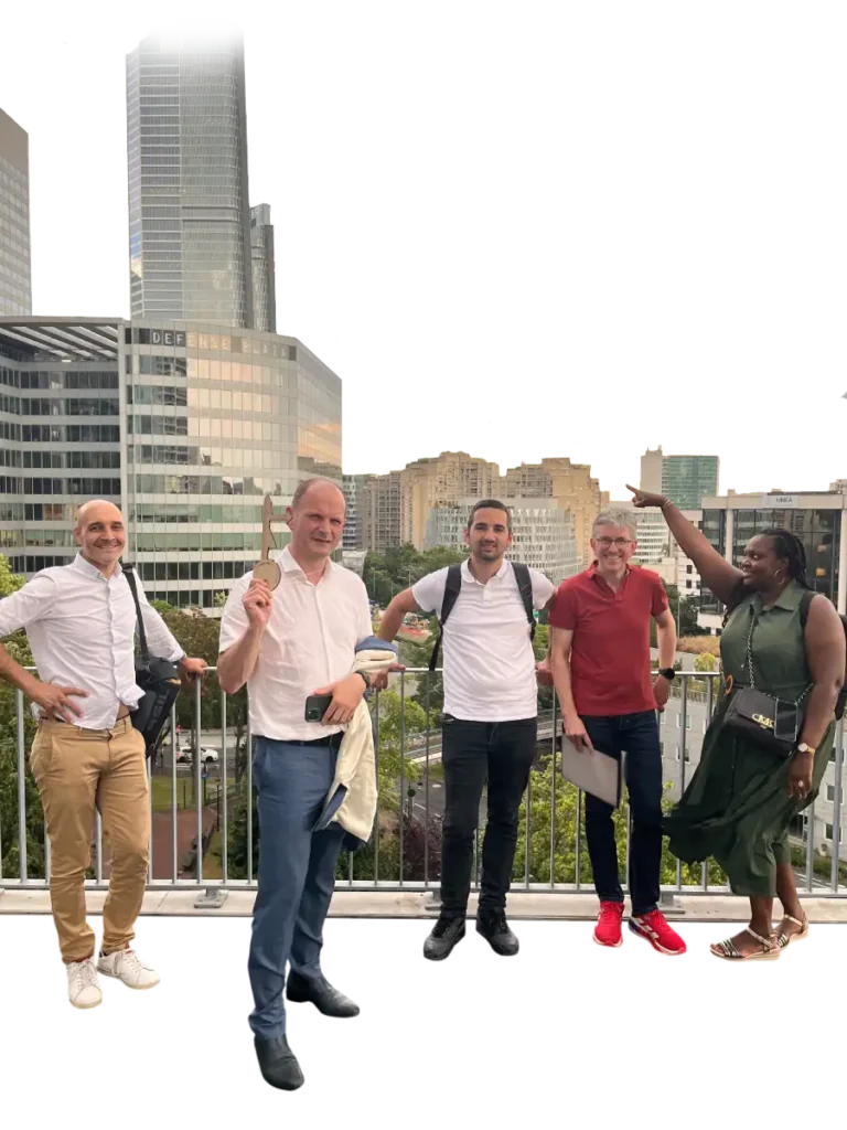 Enquêteurs sur l'esplanade de la Défense, à Courbevoie, en plein escape game extérieur.