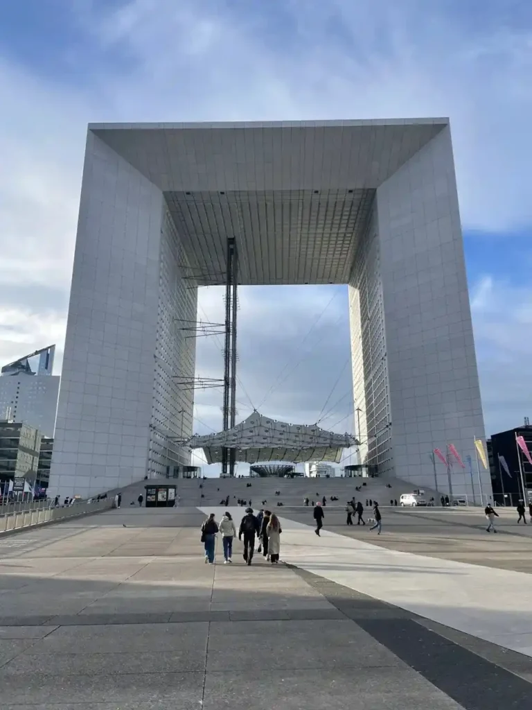 Groupe d'enquêteur s'avançant vers la grande Arche durant le jue de piste Défense 2.0