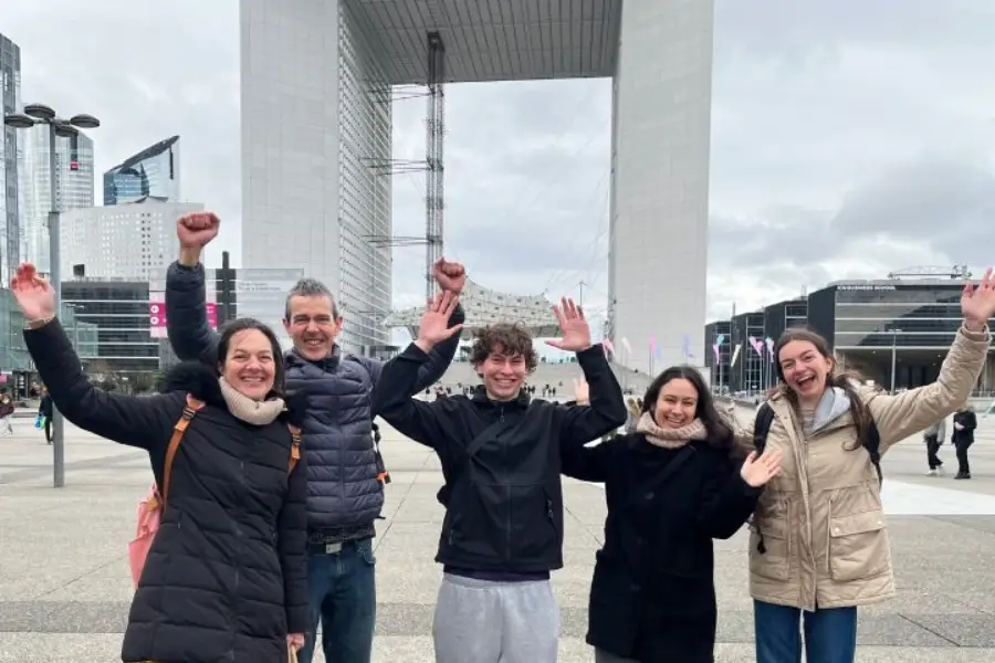 Équipe d'enquêteur durant l'escape game en extérieur à Paris La Défense.