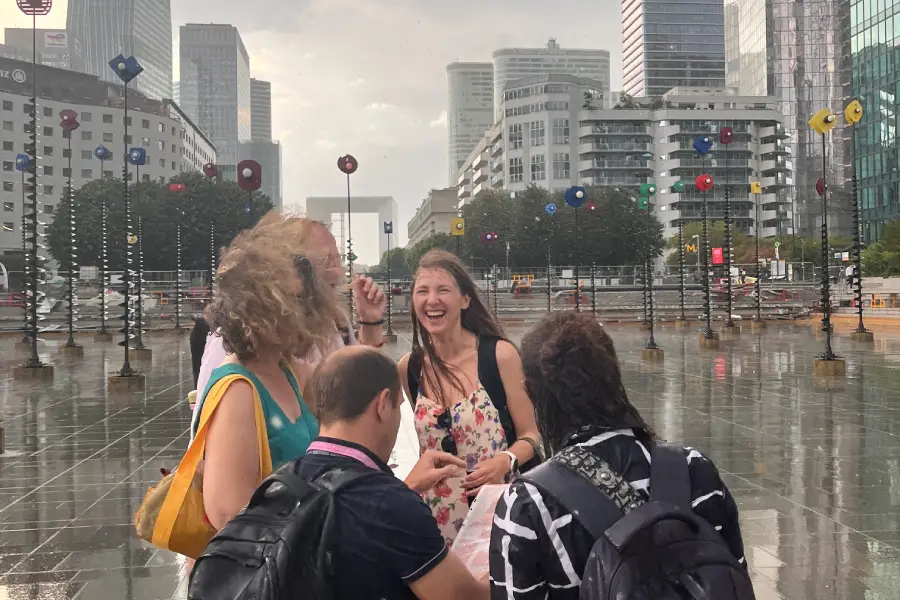 Équipe de team-building qui résout une énigme au niveau du bassin de Takis. Jeu de piste à La Défense.