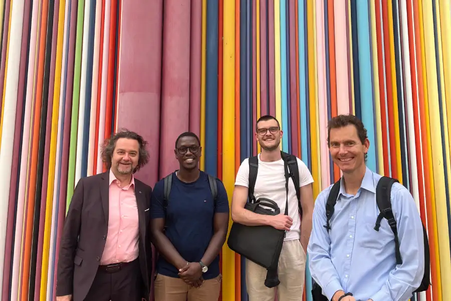 Équipe d'enquêteur durant l'escape game en extérieur à Paris La Défense.