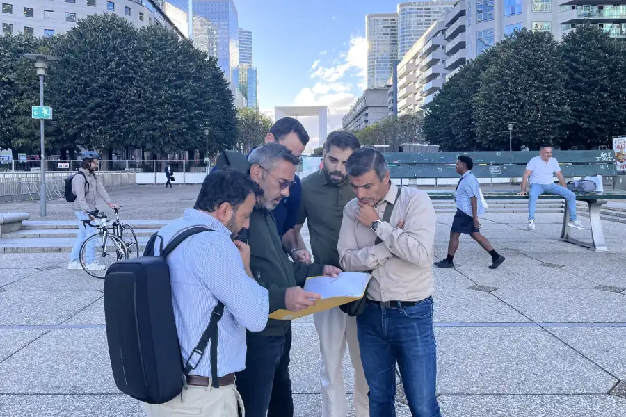 Équipe d'enquêteur durant l'escape game en extérieur à Paris La Défense.