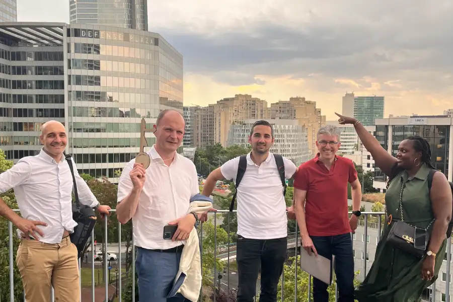 Équipe d'enquêteur durant l'escape game en extérieur à Paris La Défense.
