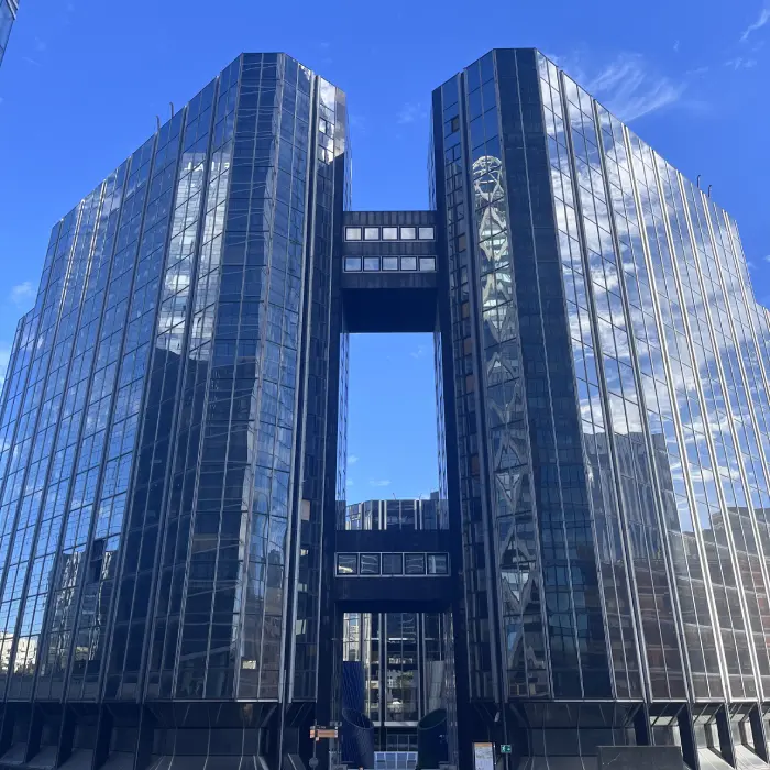 Les Mirroirs dans le quartier de Paris La Défense, 92.