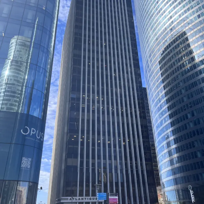Tour Atlantique dans le quartier de Paris La Défense, 92.