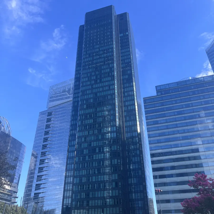 Tour CB21 dans le quartier de Paris La Défense, 92.