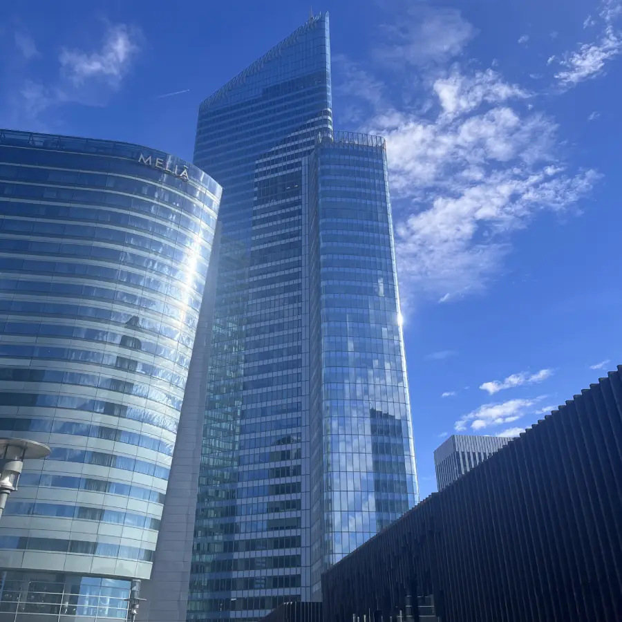 Tour First dans le quartier de Paris La Défense, 92.