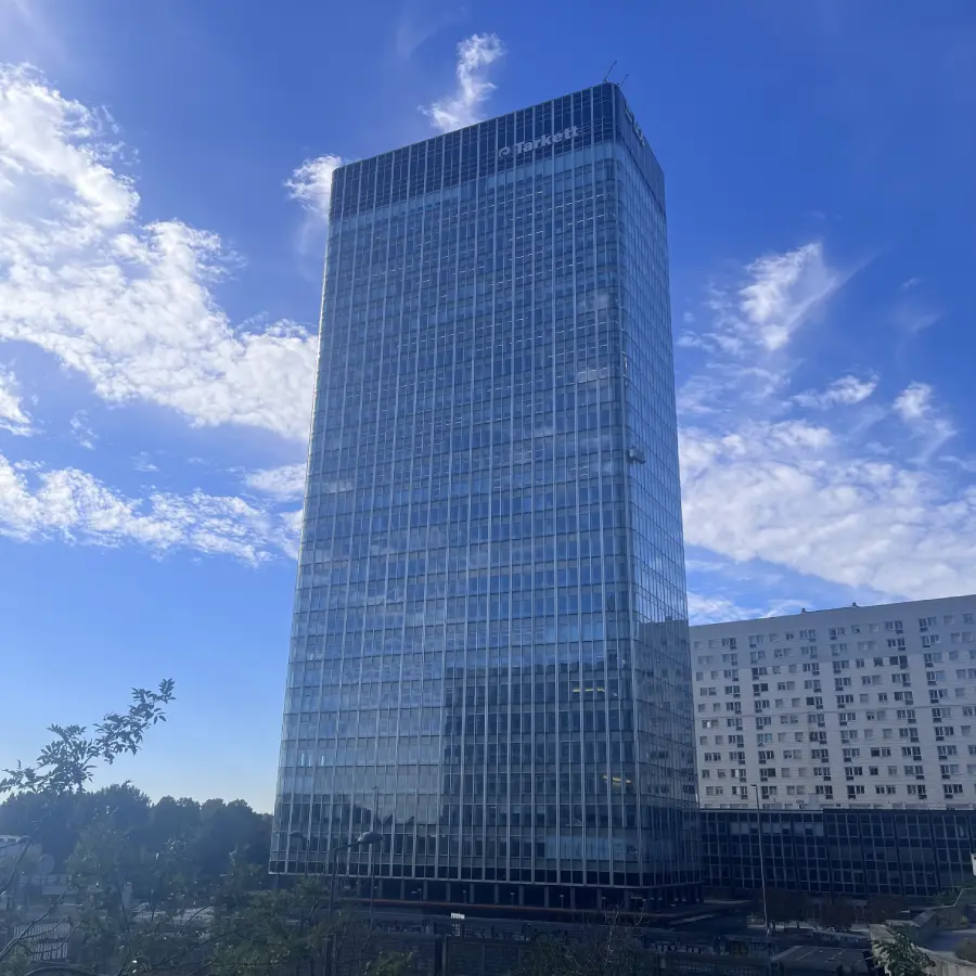 Tour Initial dans le quartier de Paris La Défense, 92.