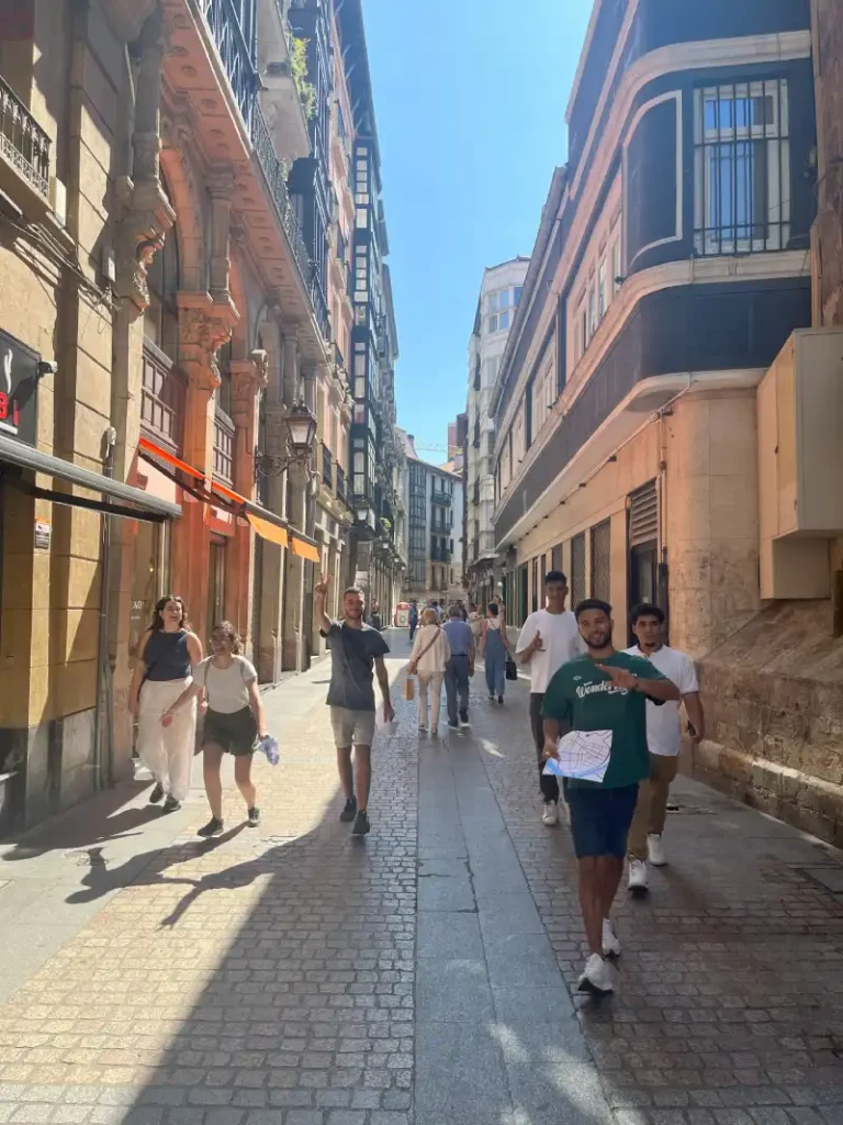 Équipe d'enquêteur en train de redécouvrir la ville de Bilbao en Espagne.