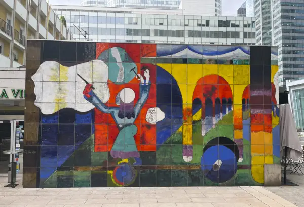Oeuvre d'art "le sculpteur de nuages" sur l'esplanade de La Défense.